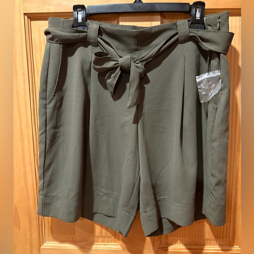 Liz Claiborne Olive Green Belted
Women’s Shorts Size 10 NWOT